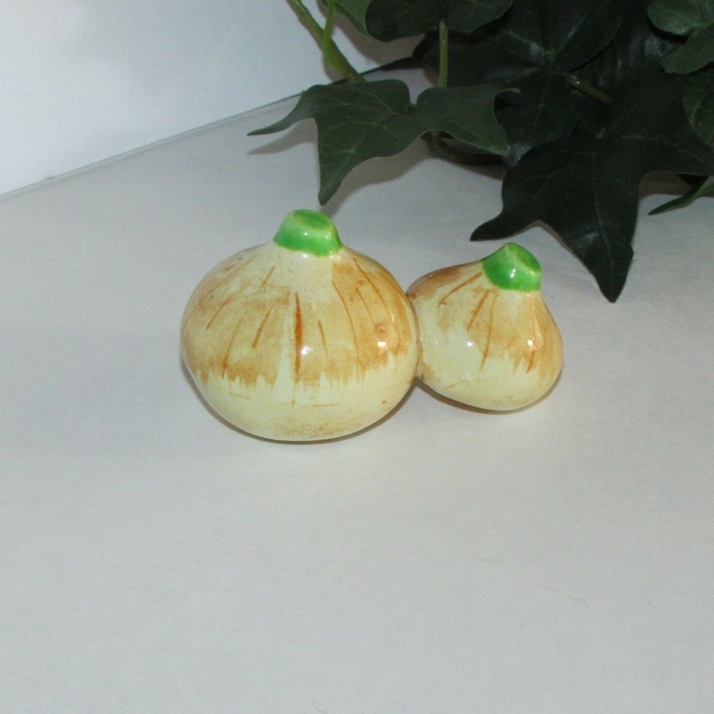 Vintage Salt & Pepper Shakers Onions Ceramic MCM Novelty Japan Cottagecore